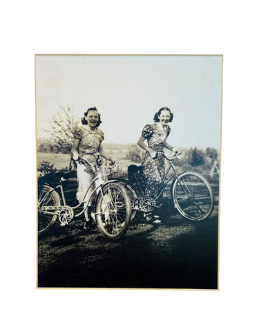 Affiche Andrée Lippé et une amie à bicyclette à Lac-Mégantic