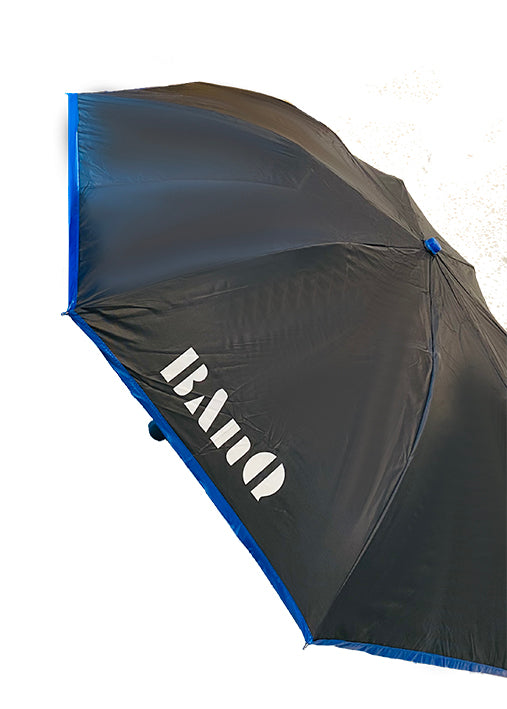 Parapluie pliable BAnQ, noir avec bordure bleue.