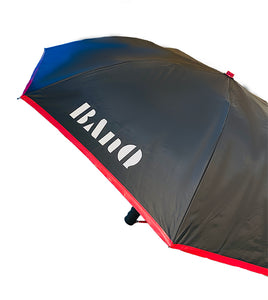 Parapluie pliable BAnQ, noir avec bordure rouge.